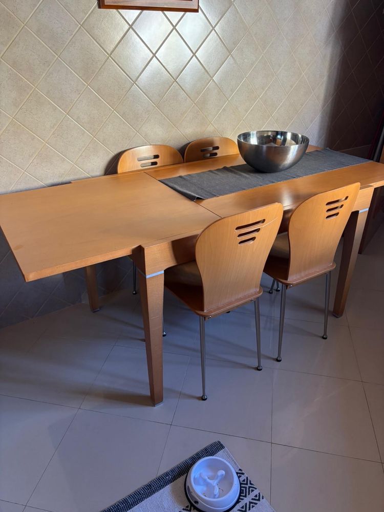Mesa e cadeiras de cozinha