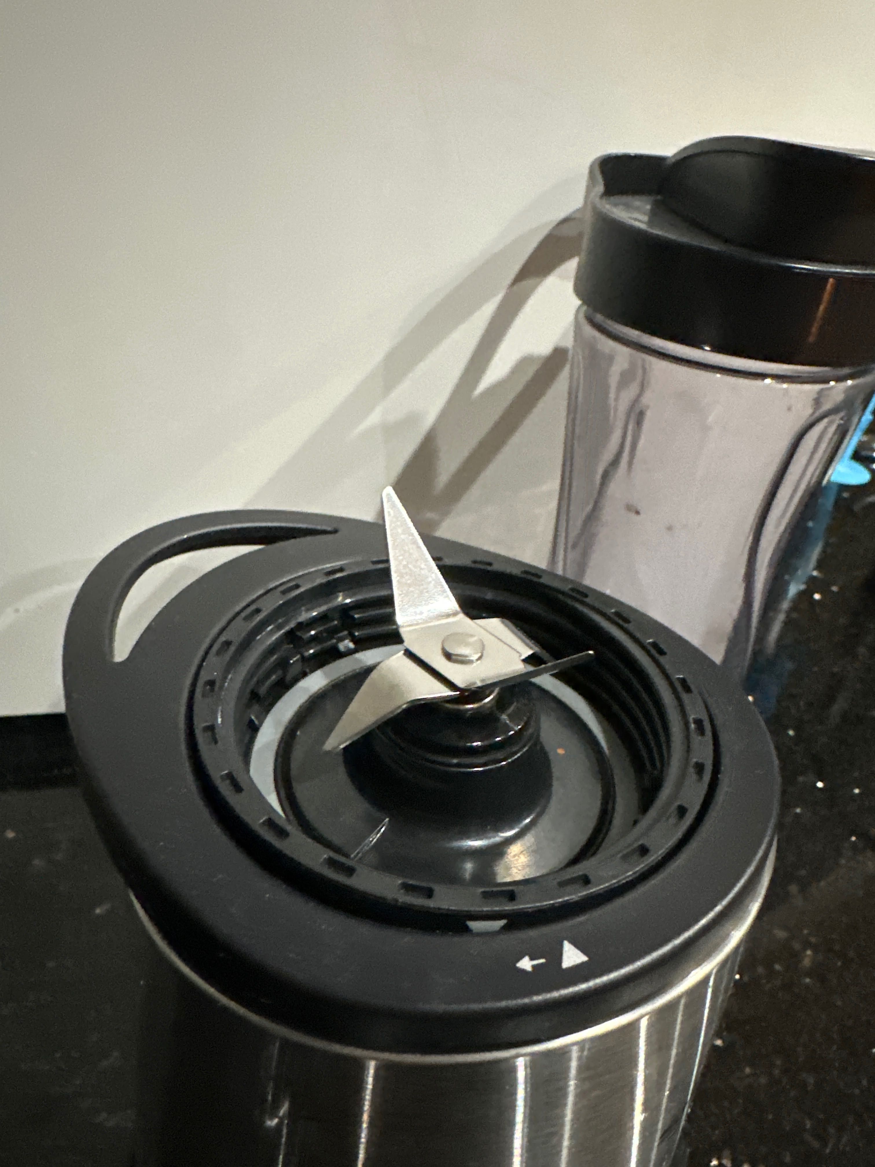 Blender kielichowy SHARP SA-FP2002I