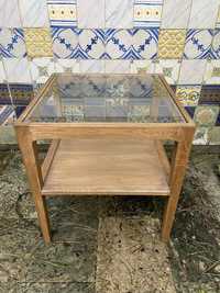 Mesa em madeira e vidro