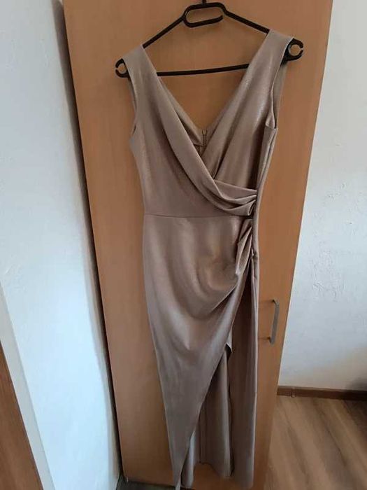 Złota sukienka z rozcięciem