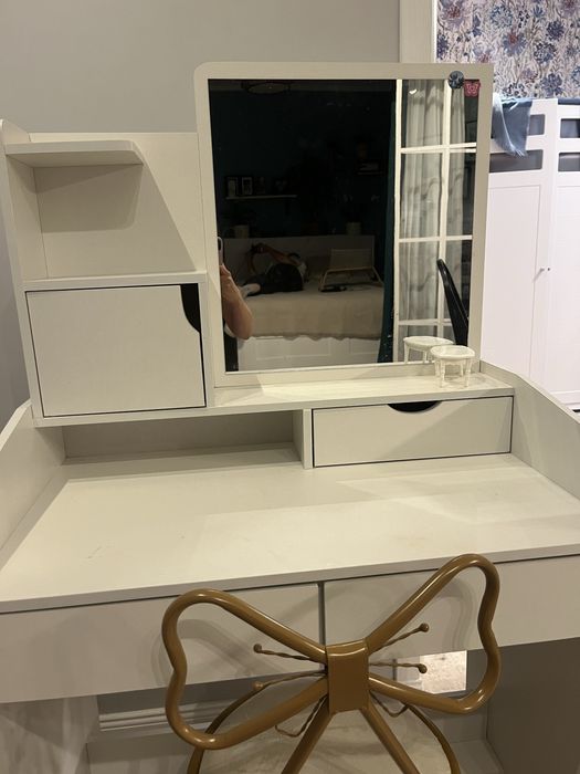 Toaletka dziewcieca wraz z krzeselkiem