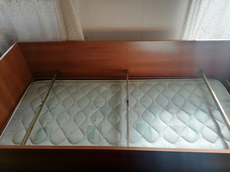 Cama solteiro com gavetão, 2 colchões (um nunca usado), ja desmontada.