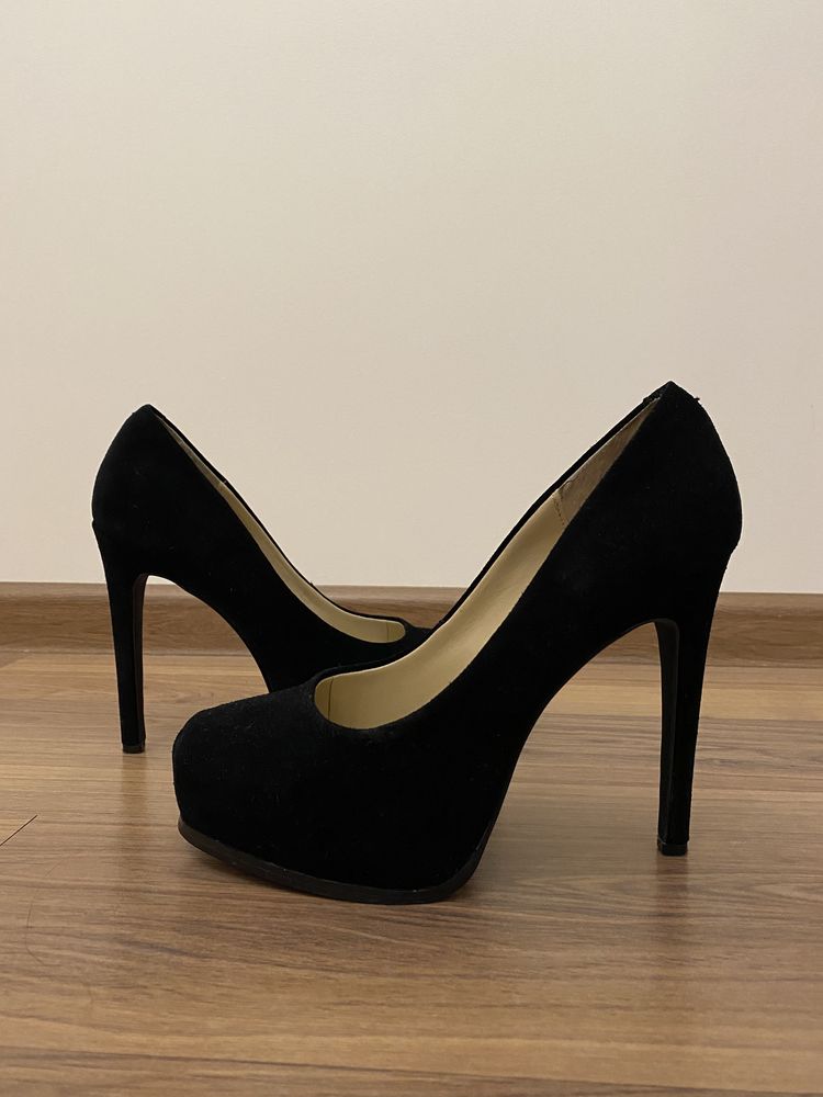 Buty damskie na obcasie KDNY