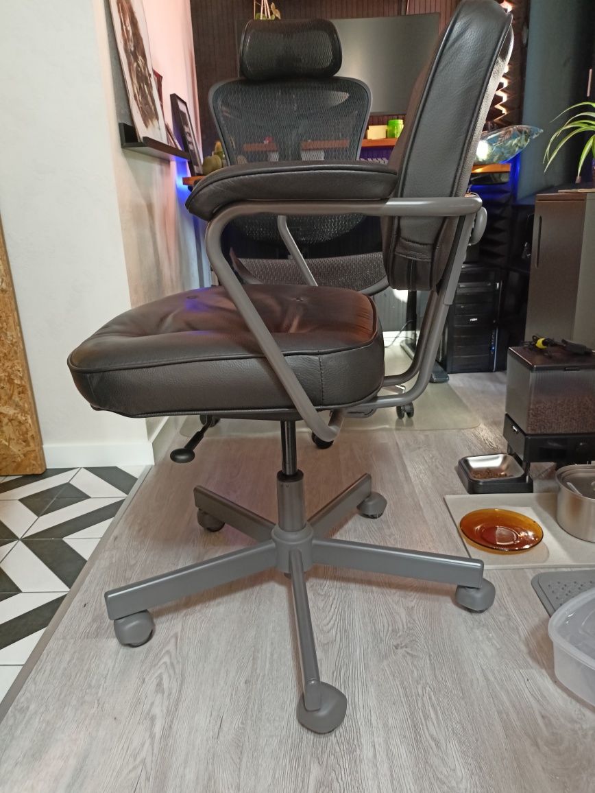 Cadeira de escritório em couro preta  IKEA