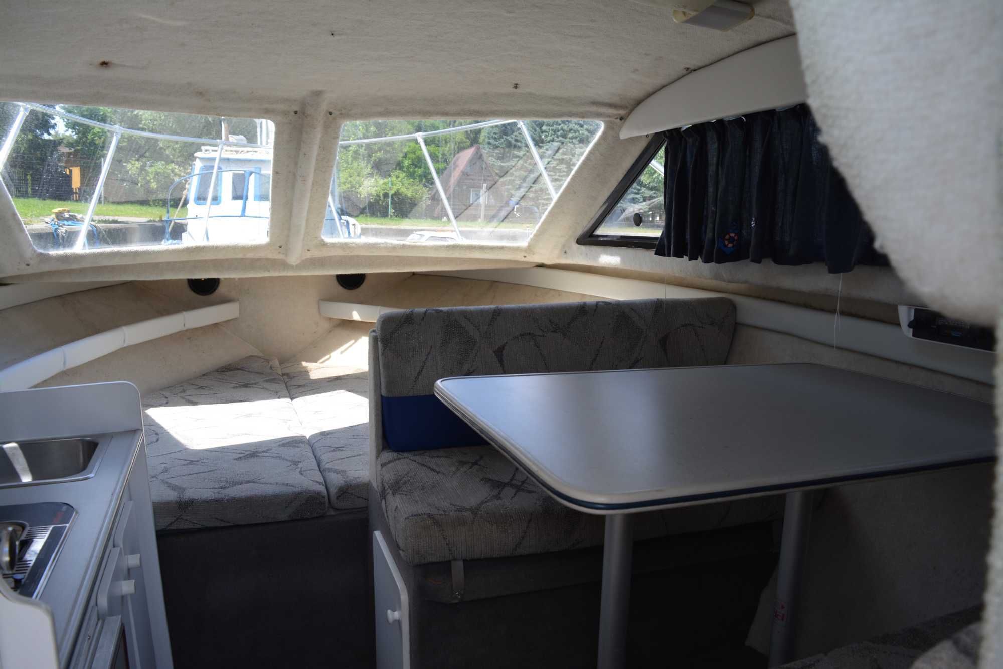 Bayliner 2452 – szybka i wygodna łódź kabinowa. Przyczepa GRATIS!