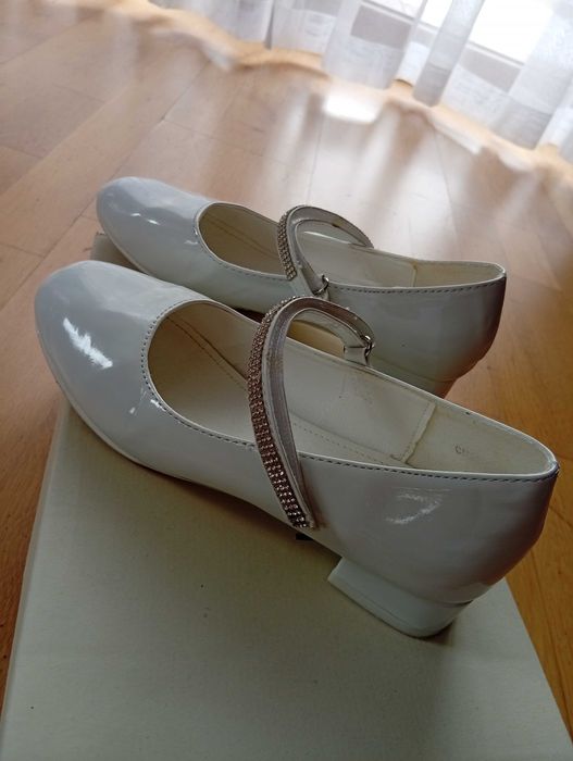 Białe lakierowane baleriny dziewczęce 35