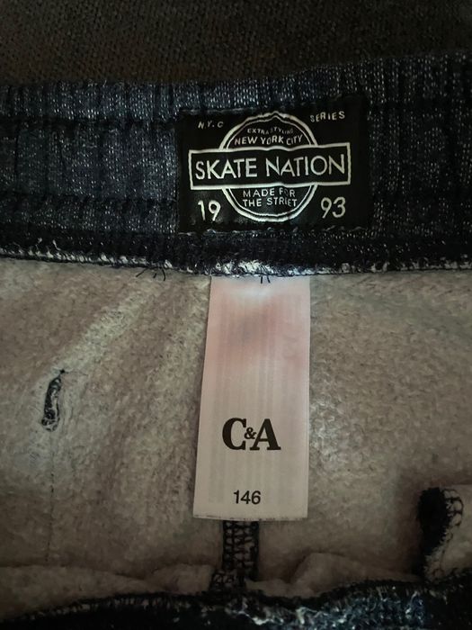 Dzieciece spodnie dresowe: C&A 146