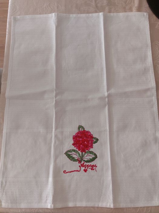 Pano de cozinha bordado alusivo aos Açores
