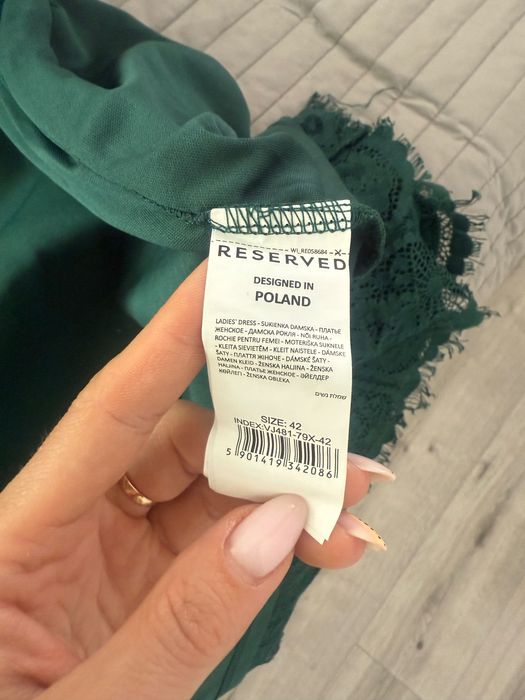 Zielona sukienka koronkowa Reserved