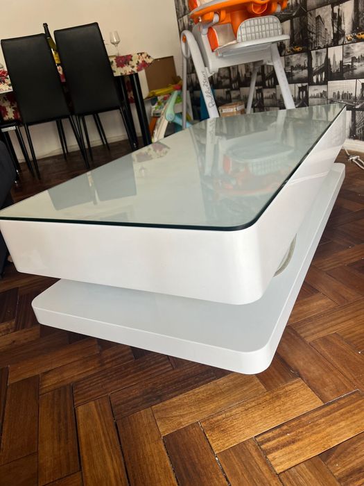 Mesa de centro com uso de 5 meses em bom estado