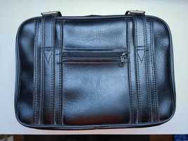 Czarna skórzana torba, walizka podróżna.