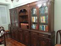 Móvel de sala com mesa e cadeiras