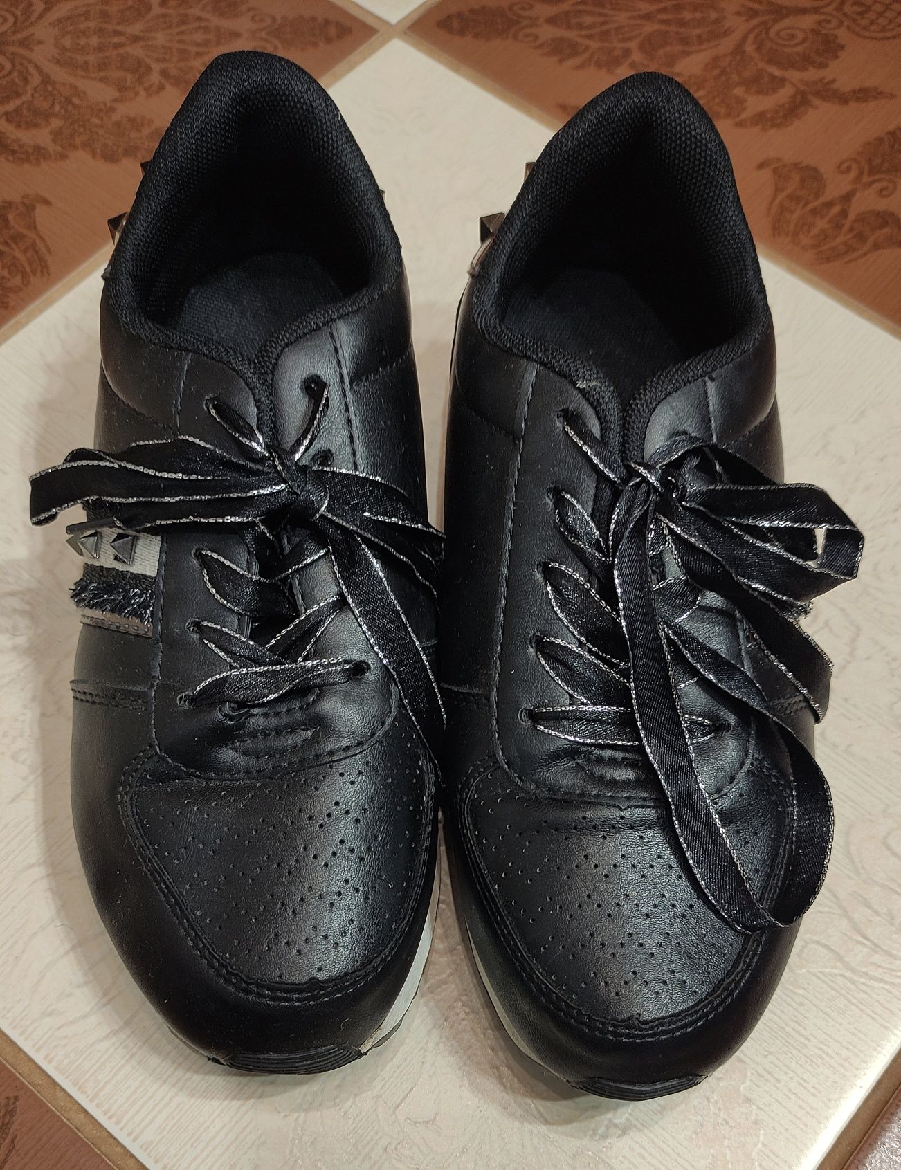 CCC buty z ćwiekami dżetami