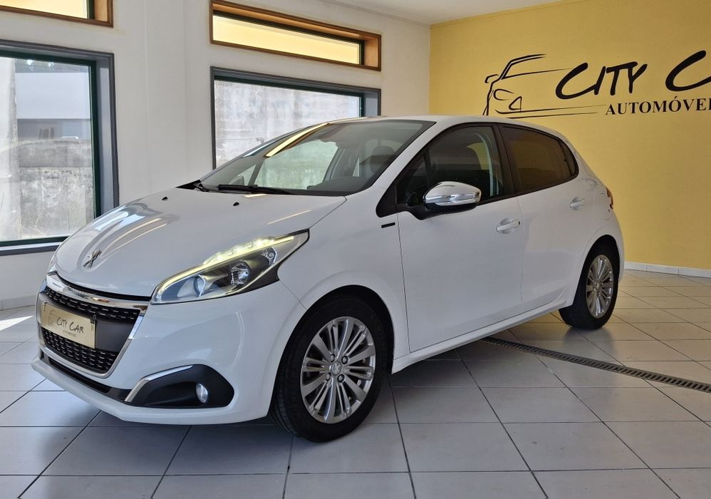 Peugeot 208 allure 1.5 Blue hdi Signature