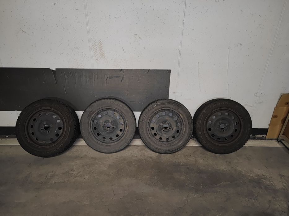 Felgi stalowe 4 x 100 z oponami 185 / 60 15 otw 54,1