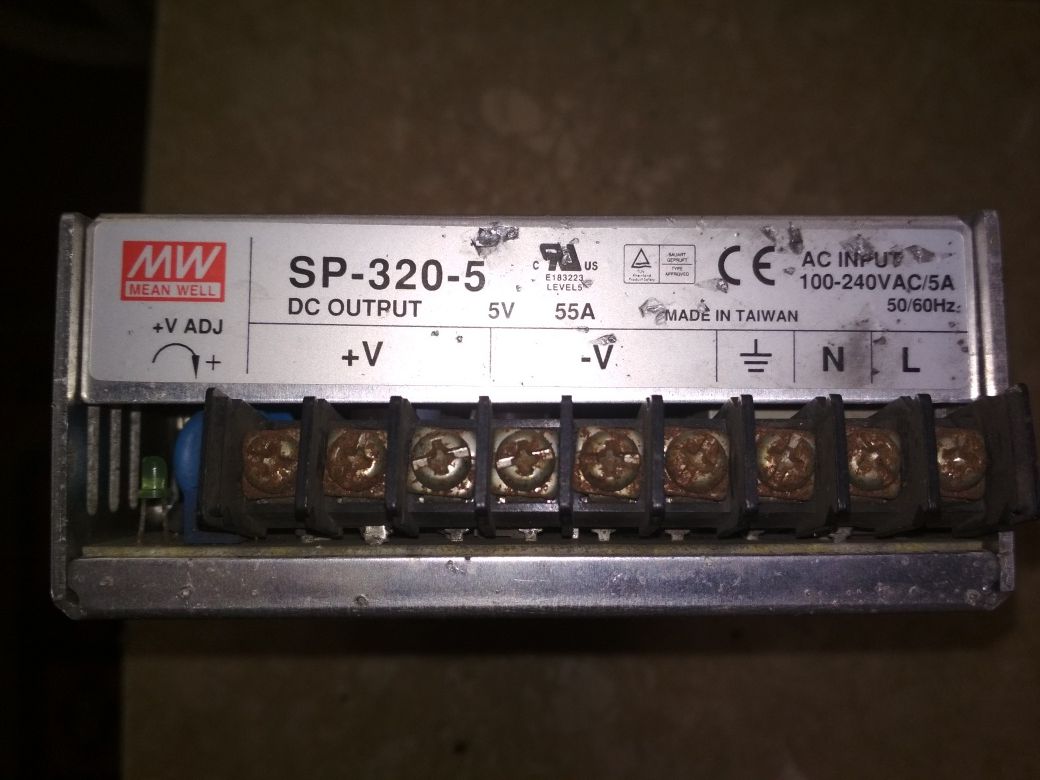 Блок питания с выходным напряжением 5V и 12V постоянного тока.