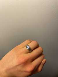 Delikatny pierścionek sztuczny akwamaryn r 13