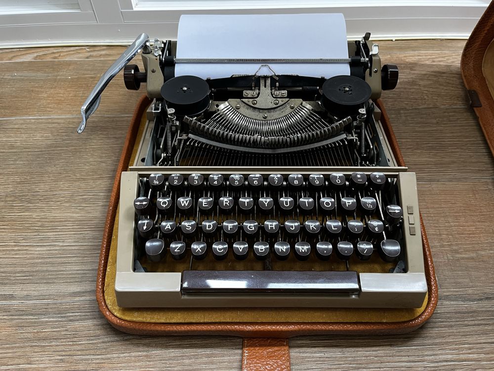 Máquina de escrever Erika com +75 anos