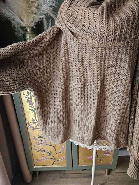 Jesienny sweter oversize'owy damski z dużym golfem brazowy włoski