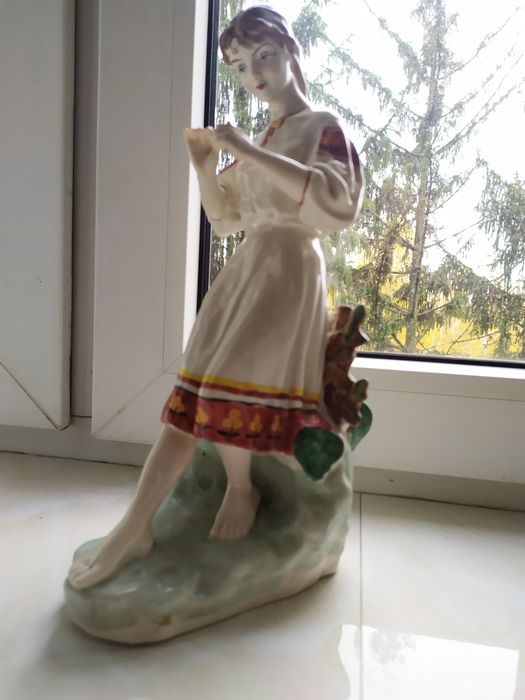 Статуэтка фарфоровая