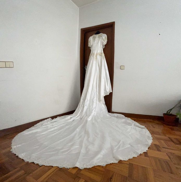 Vestido de noiva clássico de cauda longa