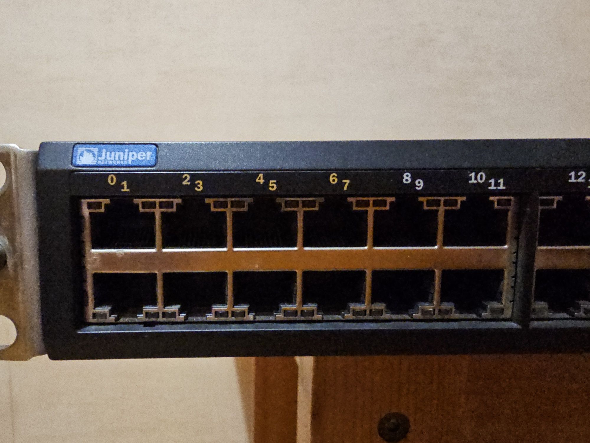 Комутатор гигабитный Juniper EX3200-24T 8 POE