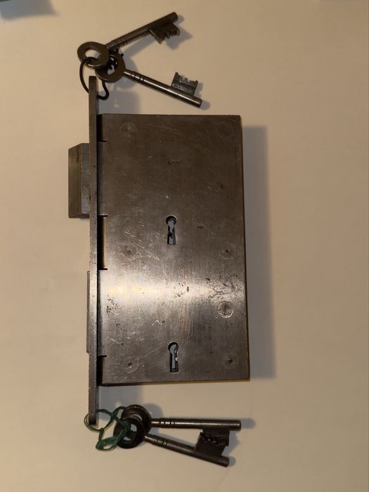Stary zamek skrzynkowy stalowy z 4 kluczami – antyk, PRL, sprawny
