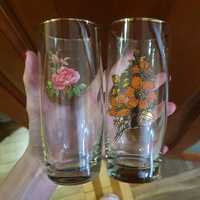 2 склянки з квітами