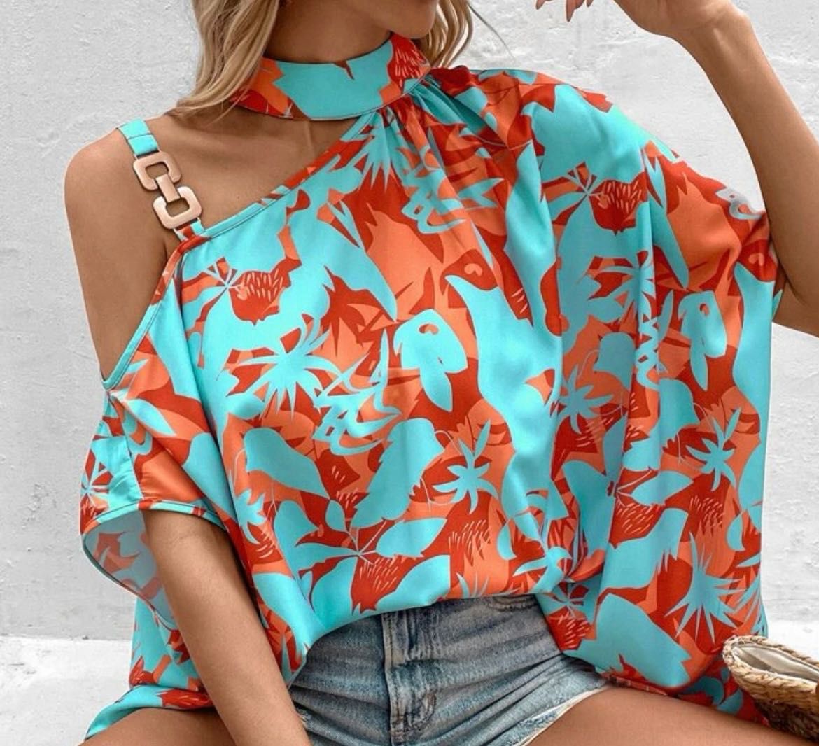 Blusa floral com gola. Detalhe da corrente