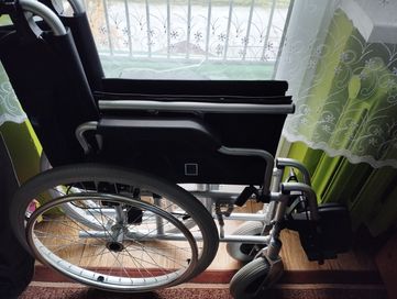 Wózek inwalidzki z nóżkami