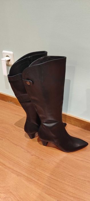 Botas novas em pele nunca foram usadas.