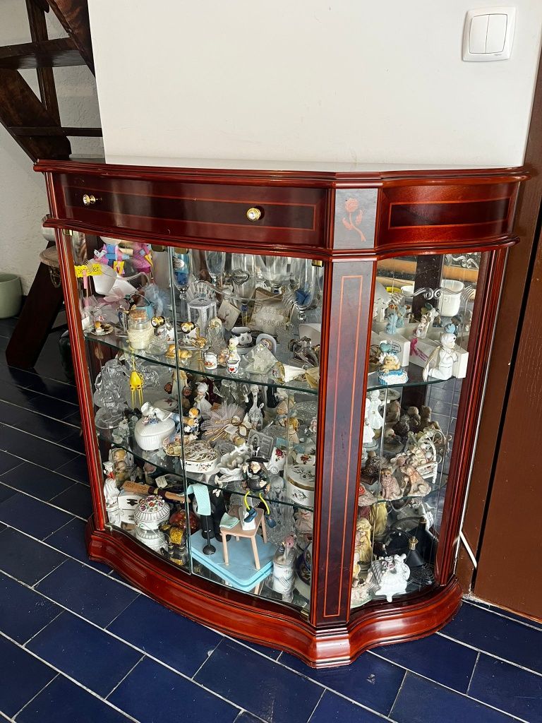 Móvel com vitrine (cristaleira)