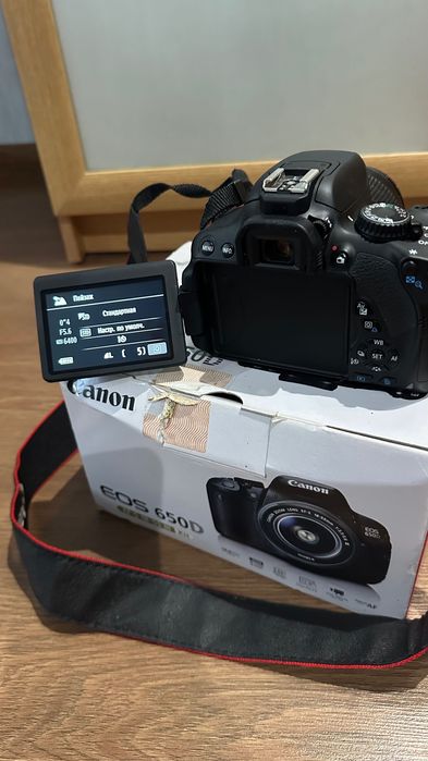 Продам фотоапарат з зеркальною камерою Canon 650D