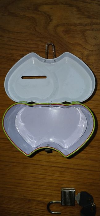 Metalowa skarbonka dla dzieci zamykana na kłódkę zabawkową