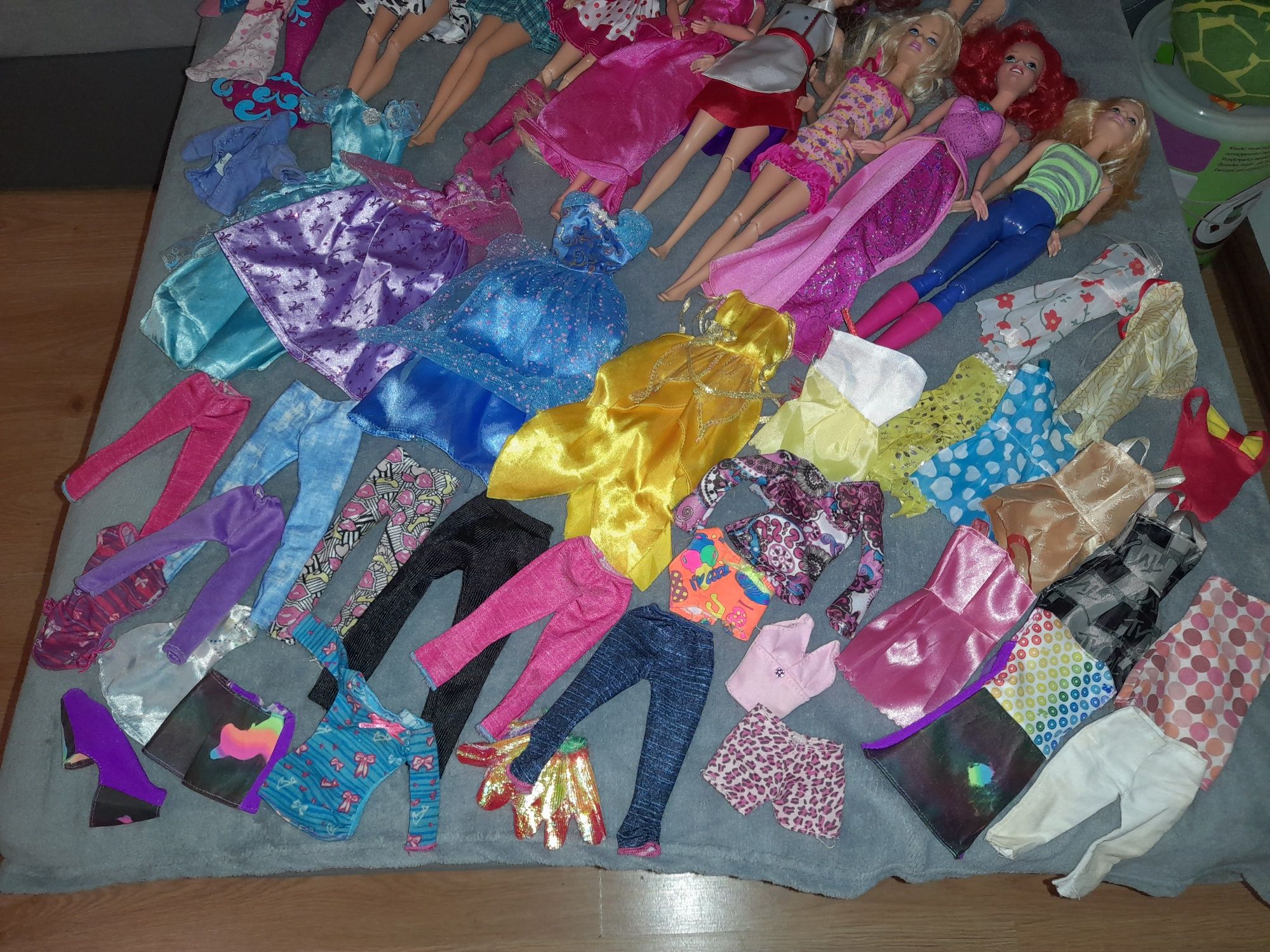 Zestaw lalki Barbie akcesoria mebelki ubranka