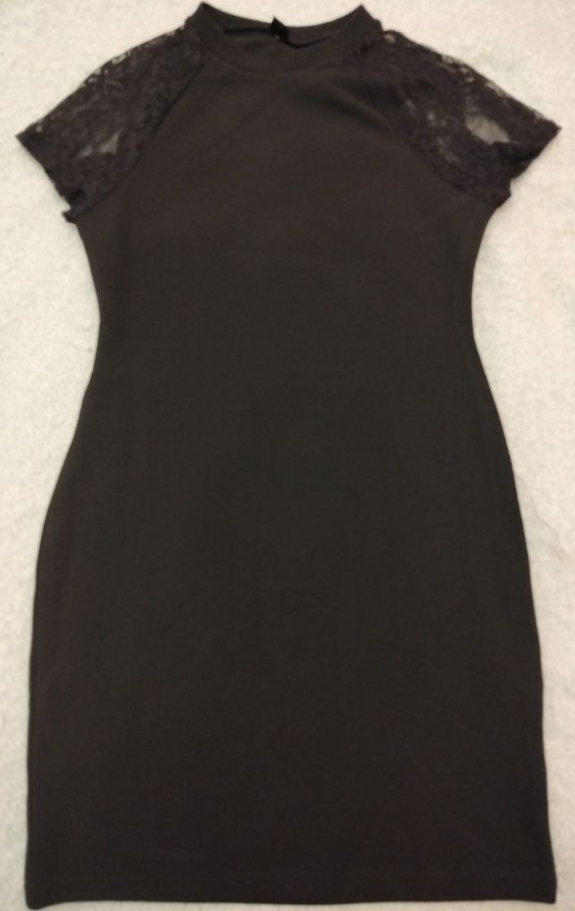 Vestido preto com mangas de renda