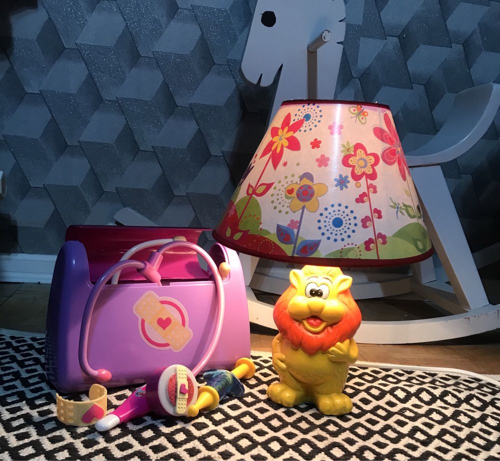 Lampka z kolorowym abażurem