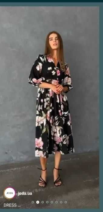 Чорна сукня з великими рожевими квітами