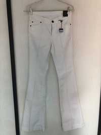 Białe spodnie nowe dzwony jeans