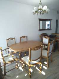 Stół z 6 krzesłami w stylu gdańskim.