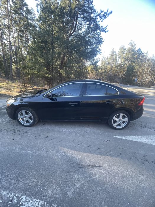 Автомобиль Volvo s60 2,5т