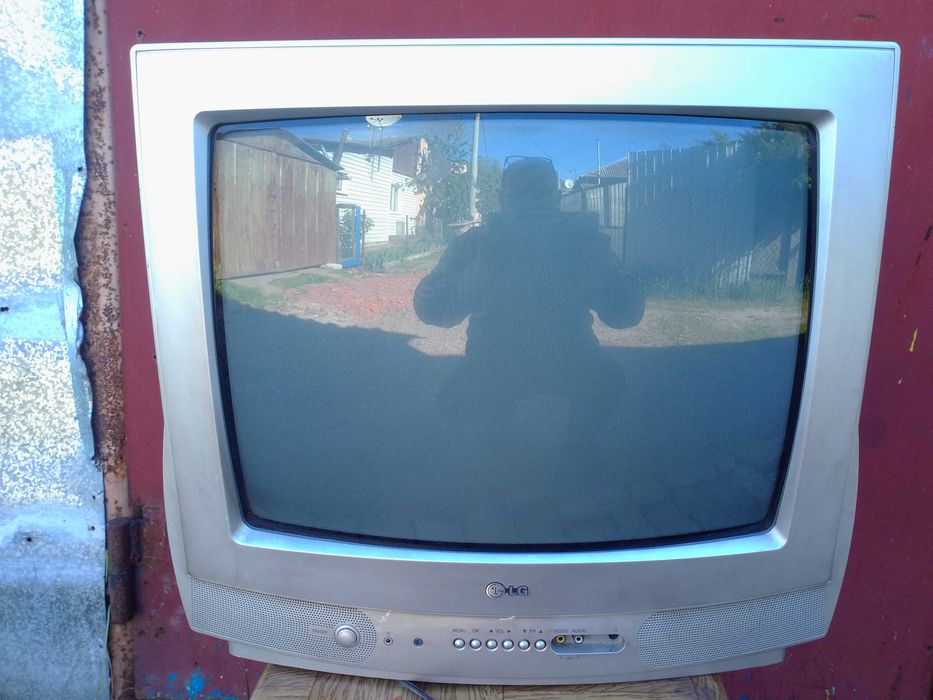 Телевизор LG рабочий,антена,кабеля,видеоаудисоединения