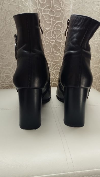 осінні шкіряні черевики на каблуку в ідеальному стані