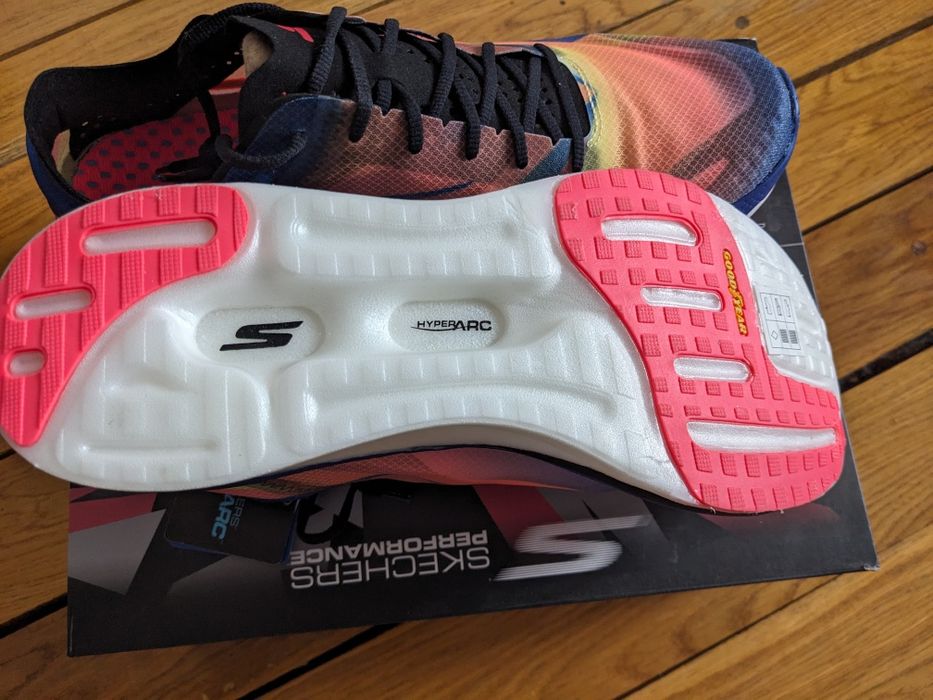 Продам бігові кросівки Skechers Go Run Speed Freek