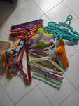 Cabides de roupa de adulto e adolescente