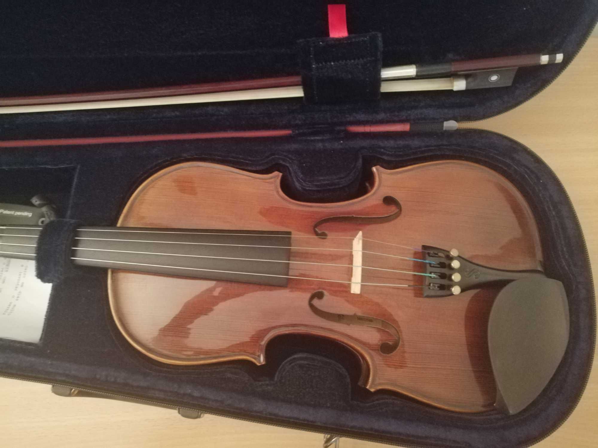 Violino com arco e estojo incluídos