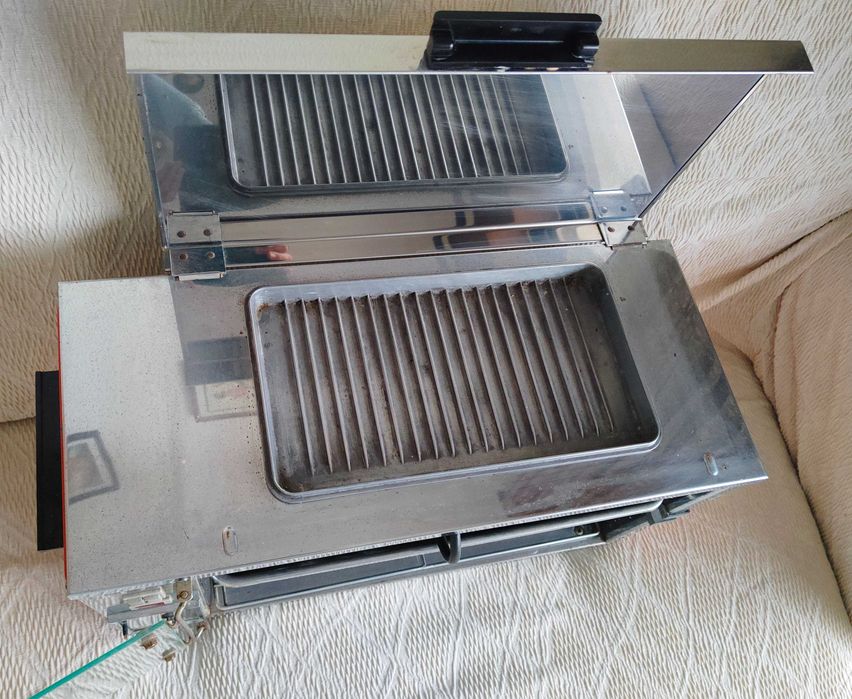 Forno grilhador Cadillac vintage com roticero e grelhas.
