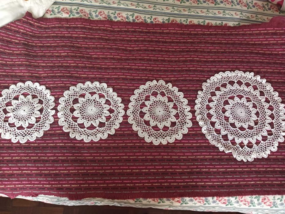 Conj. 4 Naperons Renda Crochet branco – formato flores – 4 tamanhos