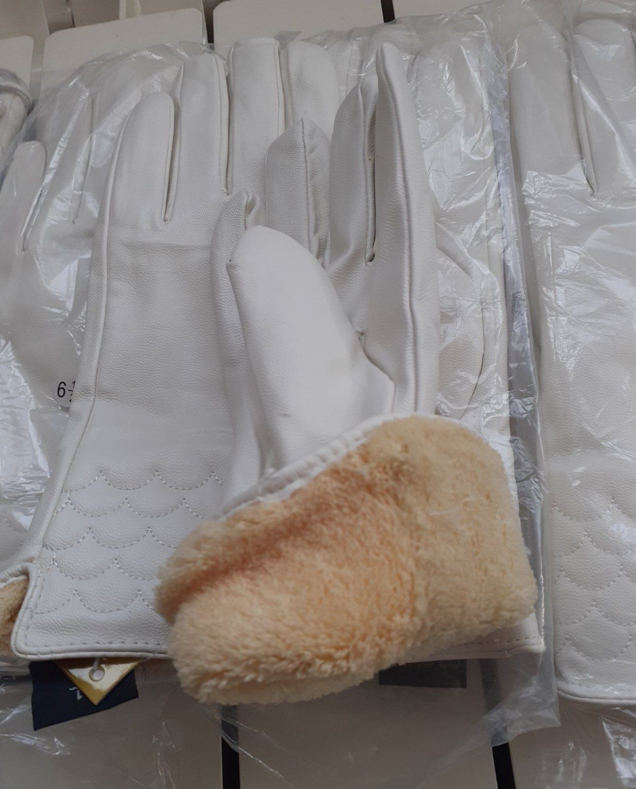Белые перчатки с мехом