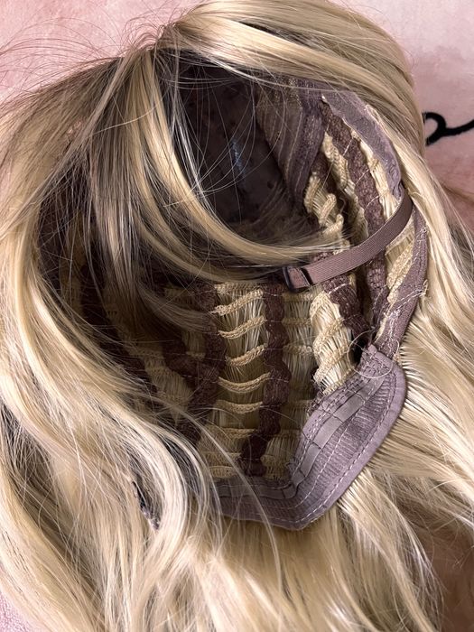 Peruka jasne blond włosy ombre z odrostem nowa ciepły odcień